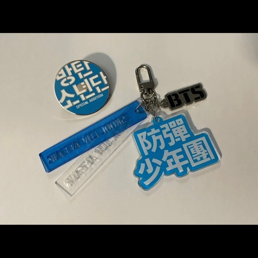 BTS Skool luv affair key chain and badge